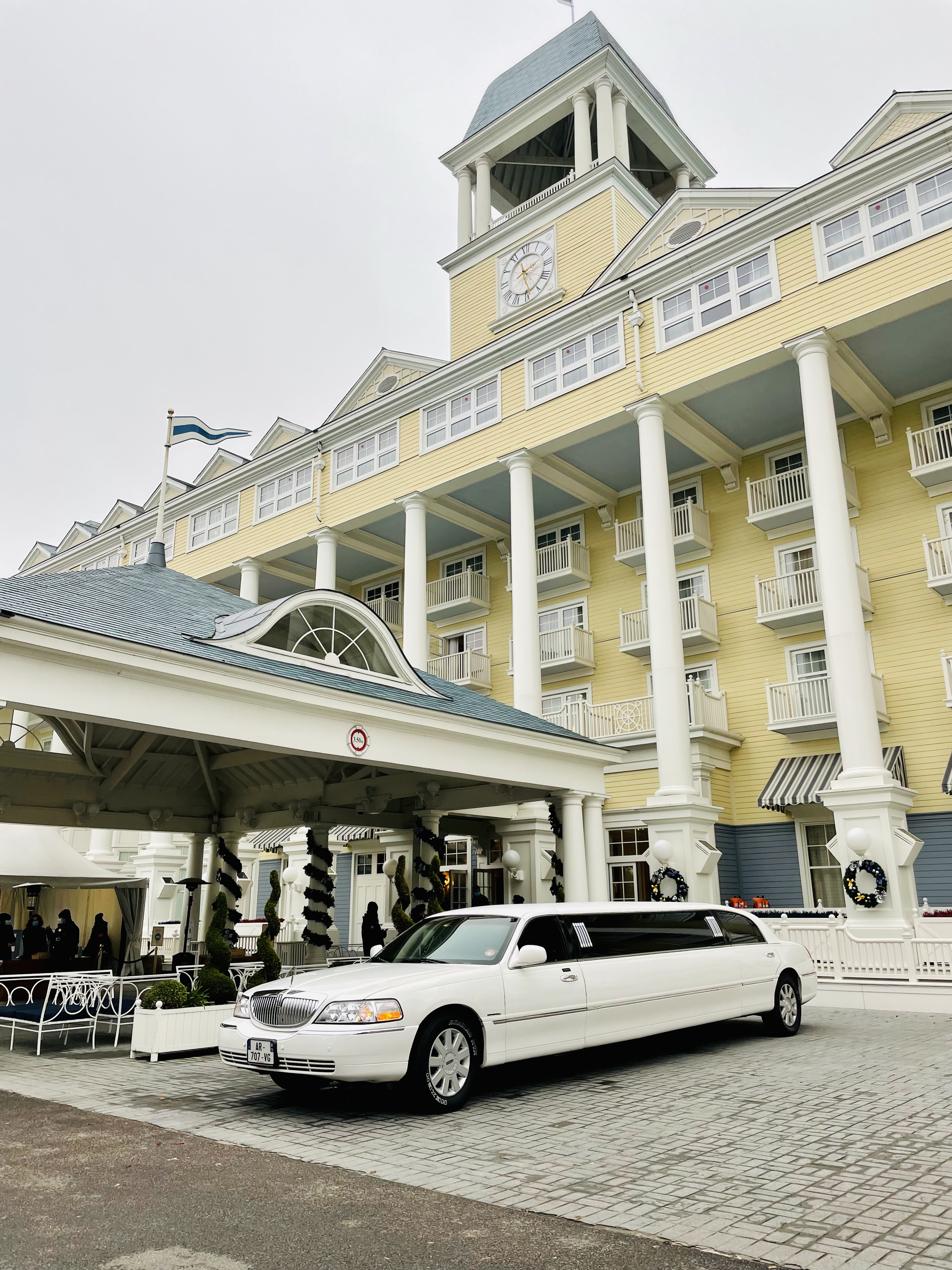 Limousine blanche devant un hôtel – arrivée prestige
