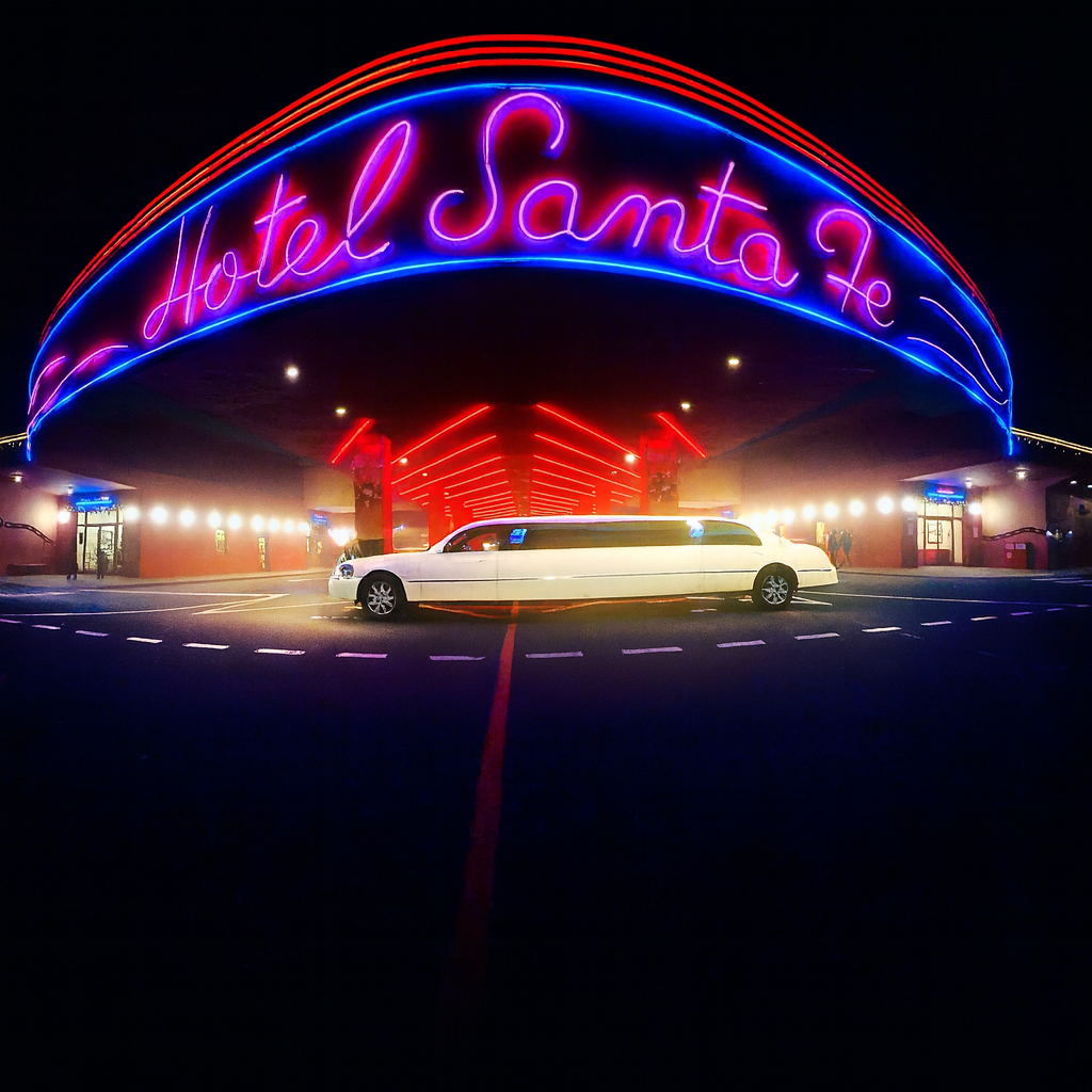 Paris by Night – limousine devant une enseigne illuminée